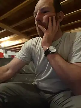 Snapshot of BrunJulienMetis chatting on 5, 4, 2026 BrunJulienMetis online show from 5, 4, 2026