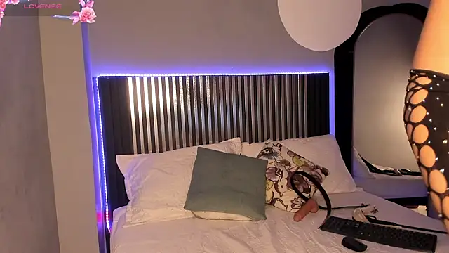 Emilybeltons online show from 10, 10, 2025