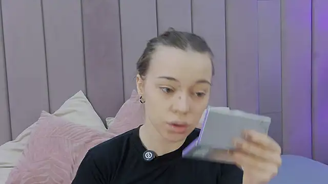 ZoeyNeal online show from 12, 4, 2026