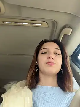 Snapshot of DollyTall chatting on 6, 11, 2025 DollyTall online show from 6, 11, 2025