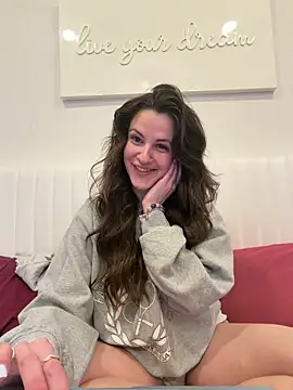 heyitsmadig online show from 6, 4, 2026