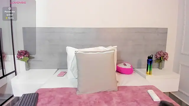 sunnyWhitee online show from 16, 9, 2025