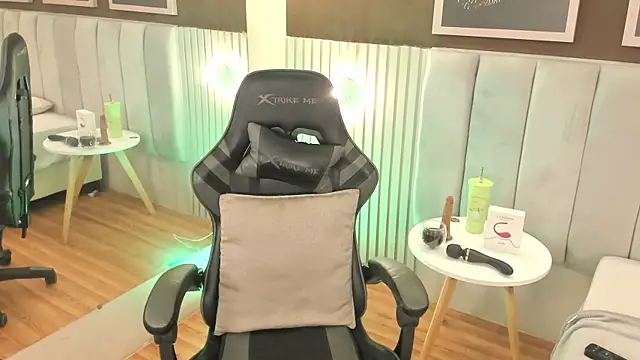 Skyyle  online show from 14, 4, 2026