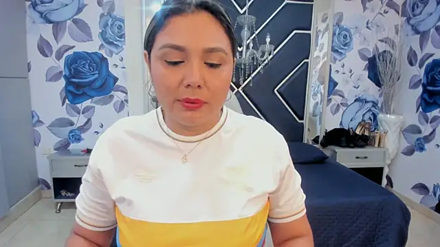 LatinaHoleQueen online show from 15, 10, 2025