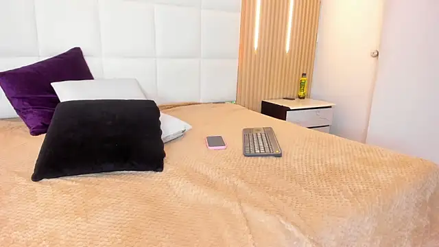 Elody rousse online show from 10, 2, 2026