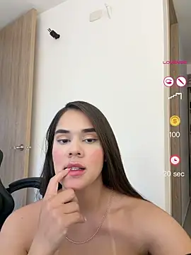 Snapshot of BellaLeclair chatting on 6, 5, 2026 BellaLeclair online show from 6, 5, 2026
