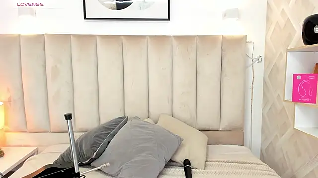 Clhoe Johnson online show from 27, 11, 2025