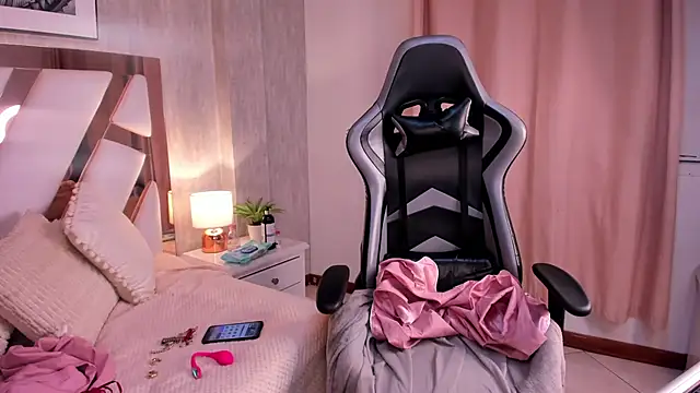 Clhoe Johnson online show from 2, 10, 2025