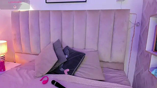 Clhoe Johnson online show from 27, 10, 2025