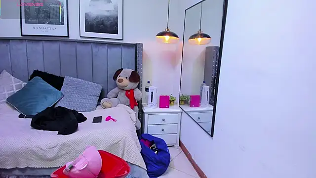 Clhoe Johnson online show from 8, 11, 2025