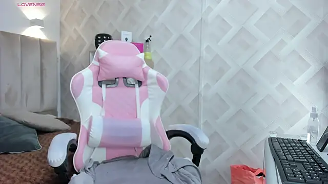 Snapshot of Clhoe_Johnson chatting on 5, 3, 2026 Clhoe Johnson online show from 5, 3, 2026