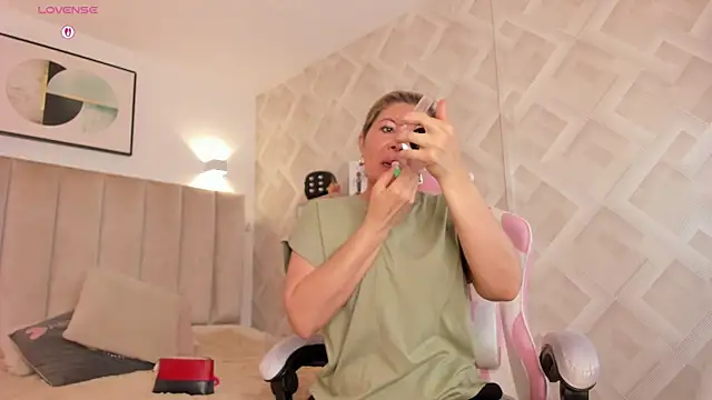 Snapshot of Clhoe_Johnson chatting on 11, 4, 2026 Clhoe Johnson online show from 11, 4, 2026