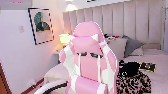 Clhoe Johnson online show from 16, 10, 2025