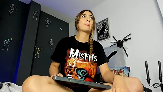 Alice Dickinssonn online show from 21, 10, 2025