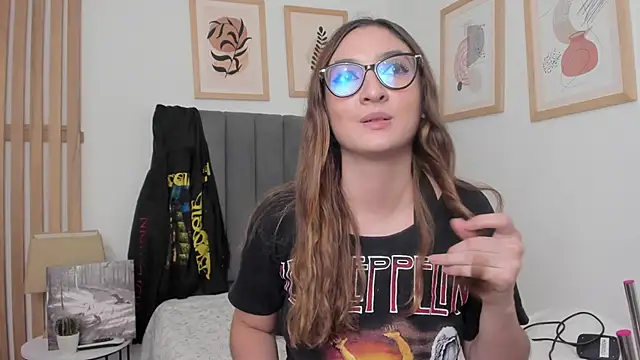 Alice Dickinssonn online show from 14, 12, 2025