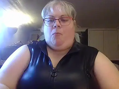 Kinkyhousewife83 online show from 23, 11, 2025