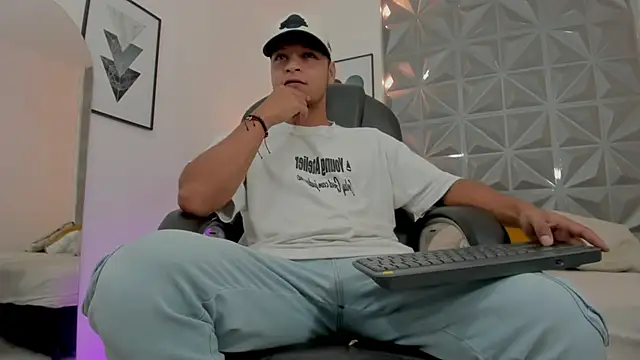 Snapshot of Ricky_Owens1 chatting on 19, 11, 2025 Ricky Owens1 online show from 19, 11, 2025