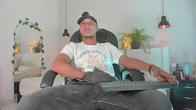 Snapshot of Ricky_Owens1 chatting on 5, 11, 2025 Ricky Owens1 online show from 5, 11, 2025