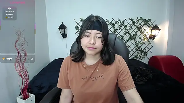 Snapshot of Louisa__clare chatting on 11, 11, 2025 Louisa clare online show from 11, 11, 2025