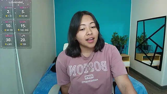 Snapshot of Louisa__clare chatting on 4, 12, 2025 Louisa clare online show from 4, 12, 2025