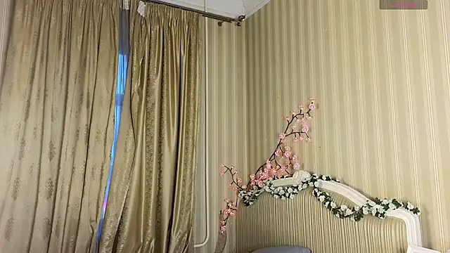 Juuulia  online show from 4, 4, 2026