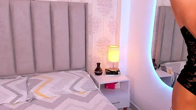 ShaynaHosk online show from 15, 4, 2026