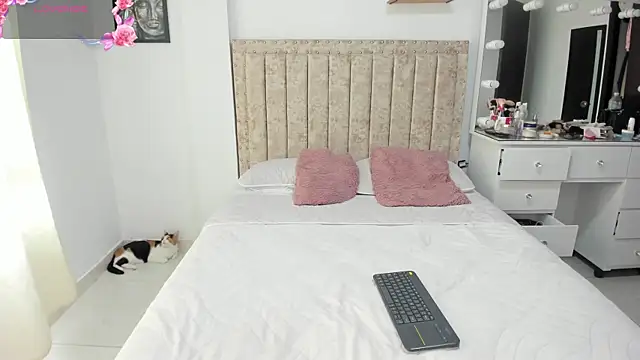 EmiilyEvans  online show from 24, 9, 2025