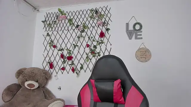 Snapshot of emma_grays2 chatting on 1, 11, 2025 emma grays2 online show from 1, 11, 2025