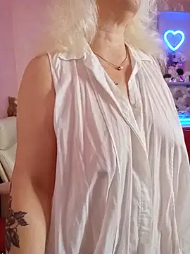 SquirtMilf00 online show from 17, 7, 2026