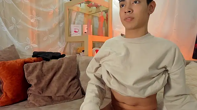 LoganTwink18 online show from 6, 4, 2026