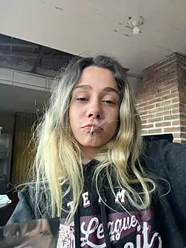 Snapshot of blond-96 chatting on 8, 11, 2025 blond-96 online show from 8, 11, 2025