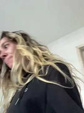 Snapshot of blond-96 chatting on 3, 12, 2025 blond-96 online show from 3, 12, 2025