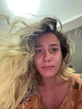 Snapshot of blond-96 chatting on 4, 11, 2025 blond-96 online show from 4, 11, 2025