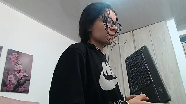 Snapshot of pinky_f00x chatting on 4, 2, 2026 pinky f00x online show from 4, 2, 2026