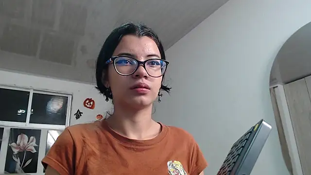 Snapshot of pinky_f00x chatting on 17, 10, 2025 pinky f00x online show from 17, 10, 2025