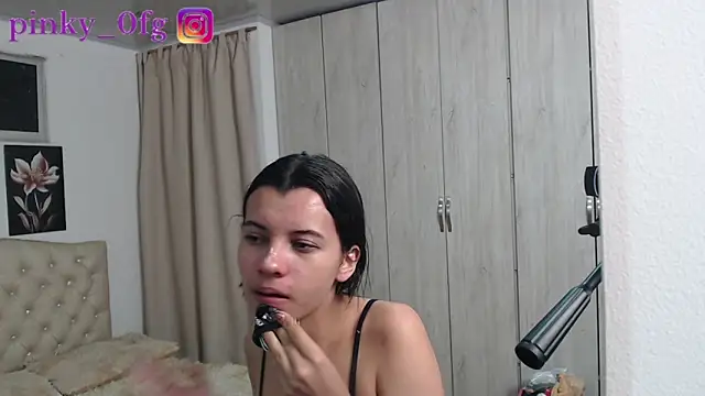 Snapshot of pinky_f00x chatting on 9, 10, 2025 pinky f00x online show from 9, 10, 2025