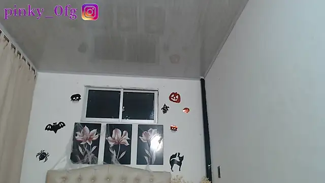 Snapshot of pinky_f00x chatting on 11, 10, 2025 pinky f00x online show from 11, 10, 2025