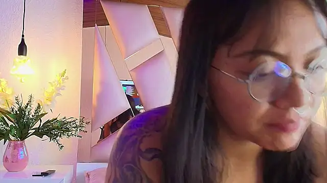 Snapshot of Victoria_Thompson1 chatting on 19, 9, 2025 Victoria Thompson1 online show from 19, 9, 2025