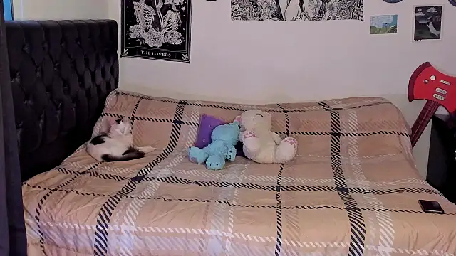 chloe kisses online show from 9, 9, 2025