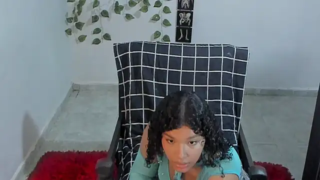 chloe kisses online show from 28, 10, 2025