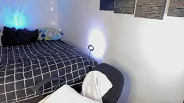 chloe kisses online show from 24, 4, 2026