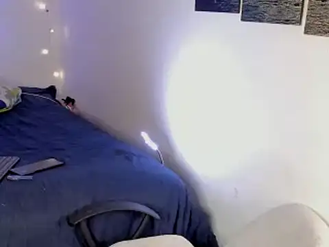 chloe kisses online show from 30, 4, 2026