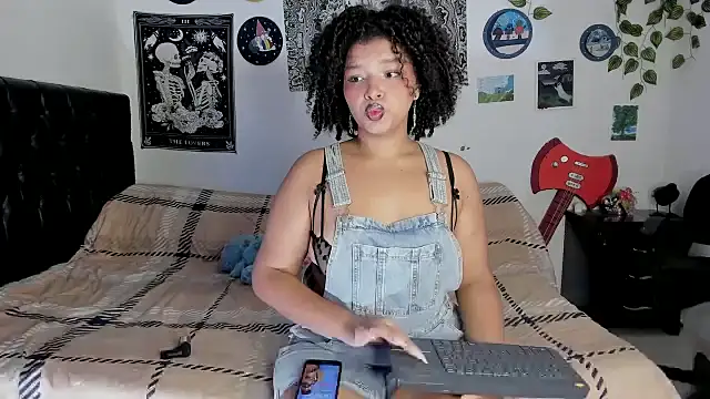 chloe kisses online show from 14, 9, 2025