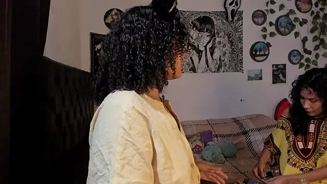 chloe kisses online show from 26, 9, 2025