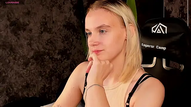 Snapshot of Carolin_Miller chatting on 26, 10, 2025 Carolin Miller online show from 26, 10, 2025