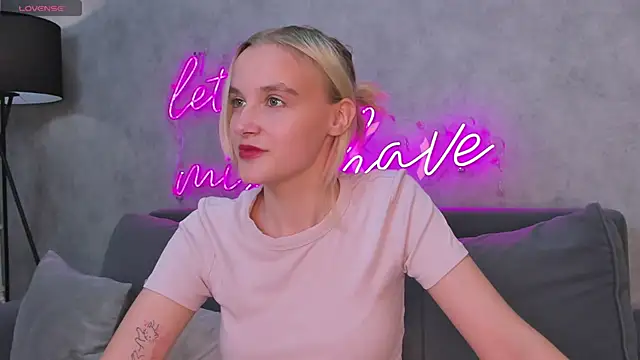 Snapshot of Carolin_Miller chatting on 18, 9, 2025 Carolin Miller online show from 18, 9, 2025