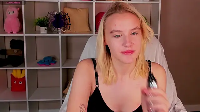 Snapshot of Carolin_Miller chatting on 27, 10, 2025 Carolin Miller online show from 27, 10, 2025