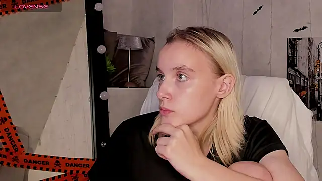 Snapshot of Carolin_Miller chatting on 13, 11, 2025 Carolin Miller online show from 13, 11, 2025