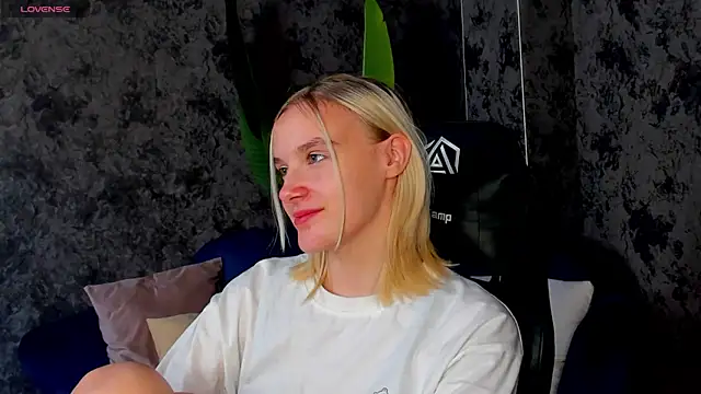 Snapshot of Carolin_Miller chatting on 13, 10, 2025 Carolin Miller online show from 13, 10, 2025