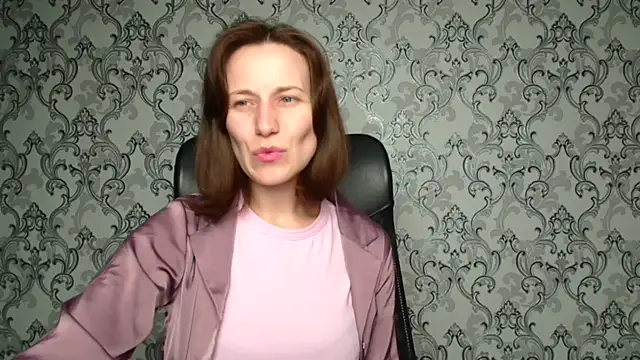 Kelly Kisss online show from 5, 12, 2025